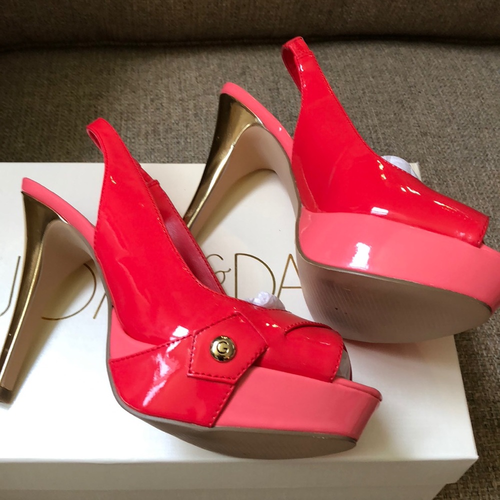 Size 7 coral platform heel w gold metallic accent
